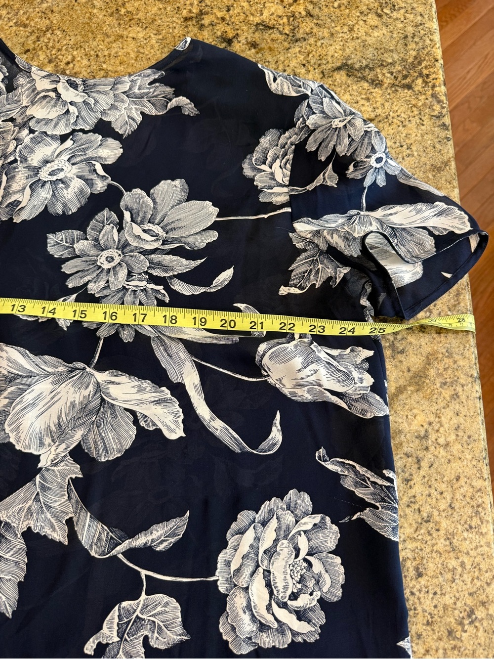 Linda Allard Ellen Tracy Silk Navy and Cream Floral Blouse Size 16 - Picture 4 of 5
